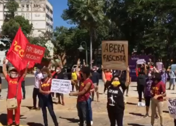 Manifestantes fazem ato contra Bolsonaro e a favor da democracia em Teresina